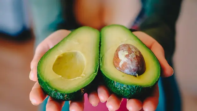 Cơ thể tự tạo collagen như thế nào và dưỡng chất nào tham gia?